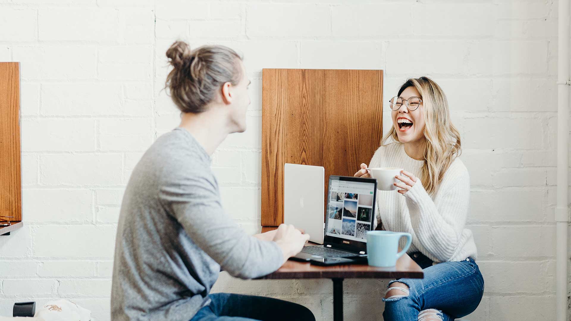 CaamrDev – Thầy Sư Viết Code Giữa Thời Đại Số